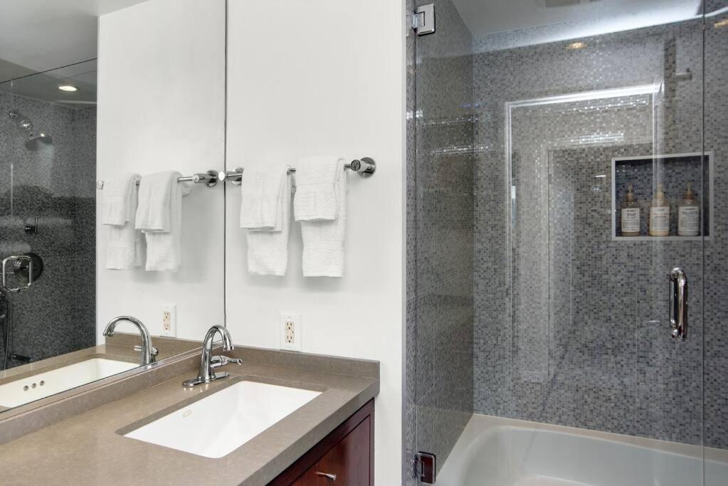 The Sunset Blvd Luxury High-rise, 180 City Views *