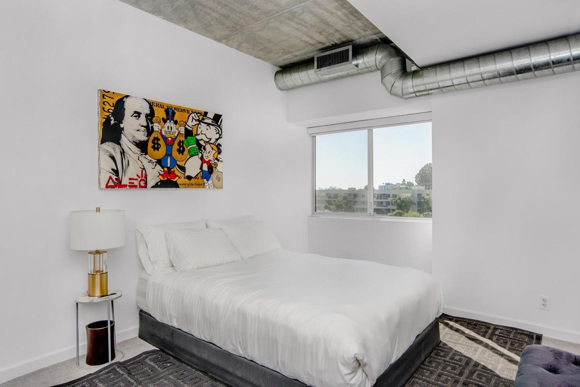 The Sunset Blvd Luxury High-rise, 180 City Views